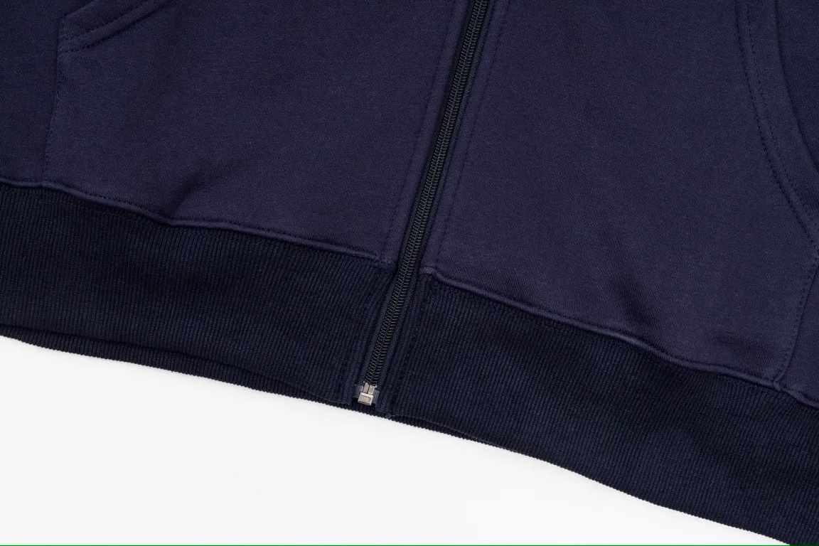 P240 Style No.: Y055 Ralph Lauren/Ralph Lauren pony embroidered zipper cardigan hooded sweatshirt. A one-of-a-kind sweatshirt for autumn and winter is here. You can wear it casually no matter how you wear it! ! This hooded sweatshirt is decorated with the simple style that represents Ralph Lauren and is paired with a pony embroidery pattern, which is three-dimensional and full! The solid color fabric paired with exquisite embroidery instantly sets it off! Hooded sports design, loose and casual fit! The overall texture is very strong! Through the pictures, we can feel the thickness and texture of custom-woven and dyed threads. The workmanship is exquisite. They are shipped from major foreign trade factories. They are all made by masters with many years of experience. Everything is of high standards and requirements! Simple and versatile model ~ Made of imported pique cotton fabric, which is super delicate and soft, close to the body without being tied. All fabrics and accessories are original custom-made and of high quality! Perfectly reflects the brand’s sense of superiority! Standard cut, comfortable stretch, unrestricted movement! Highly practical, high-end and classy! Versatile style ~ can be paired with jeans or jogging pants. Ideal for transitioning from your morning commute to weekend events! Tag, hanging particles, washed, packaging bag, full set of accessories, very good-looking, super exquisite workmanship, size: S-XL, color: navy, black, gray